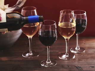 víno pohár alkohol 1140px (SITA/AP)